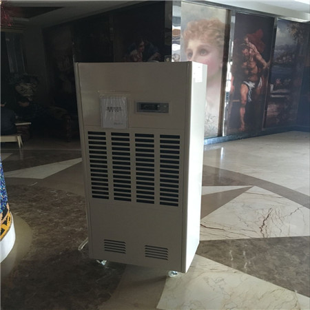 工業(yè)除濕機(jī)經(jīng)過工作能夠?qū)駶櫟乃趾蛻腋∥锍?，濕空氣變得干爽，也是空氣喧囂機(jī)，它廣泛用于生產(chǎn)和生活的各個(gè)方面。為用戶創(chuàng)造出舒適、干爽清凈的現(xiàn)代生活空間。